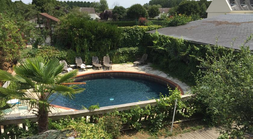 Le Cafe De La Promenade Bed & Breakfast Бургей Екстериор снимка