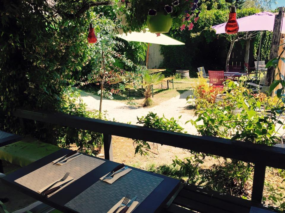 Le Cafe De La Promenade Bed & Breakfast Бургей Екстериор снимка